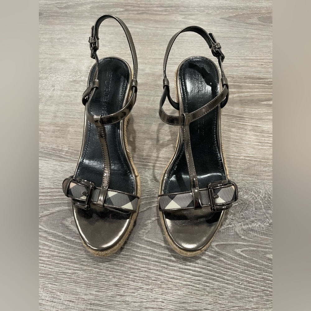 BURBERRY Patent Leather And Nova
Check Coated Canvas Wedge Espadrille
Sandal